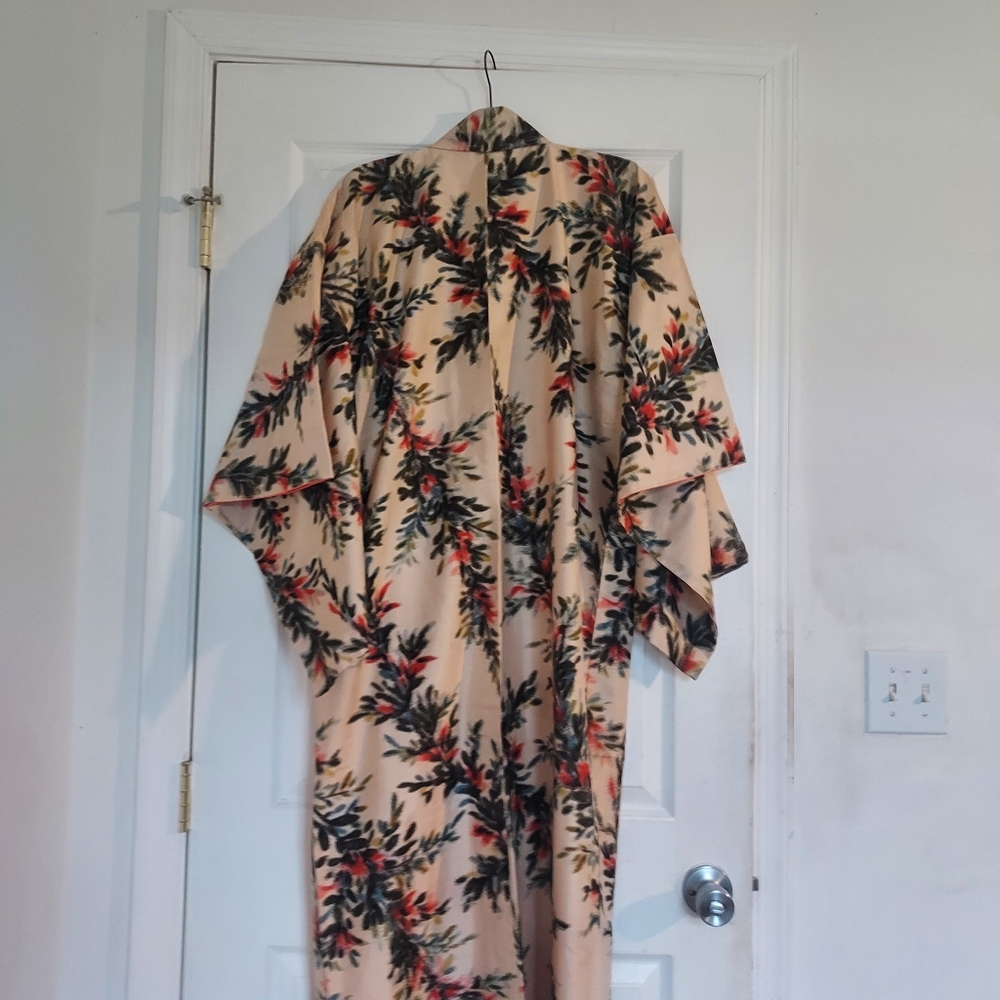 Vintage Japanese Kimono w/ fuzzy floral design - Picture 10 of 11